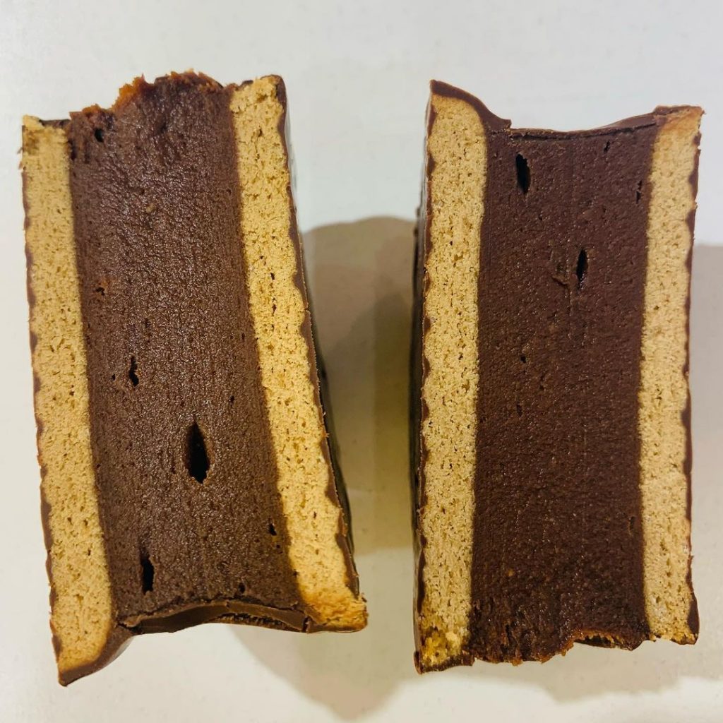 alfajorperdido's tweet image. Terminó el Mundial del Alfajor y el ganador es un alfajor de mousse: Milagros del Cielo, de Mar del Plata, relleno de chocolate al licor.

Abajo el medallero de las 15 categorías 👇