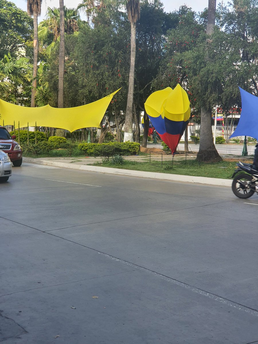 Si no hay recursos para pagar a los docentes  lo que  por Ley les corresponde de donde sale  dinero para esa campaña de propaqanda?
Ellos mienten, nos roban los ahorros, las prestaciones , la seguridad social  y no condenaa a la miseria. Es una malvada estrategia política <a href="/APUCV/">APUCV</a>