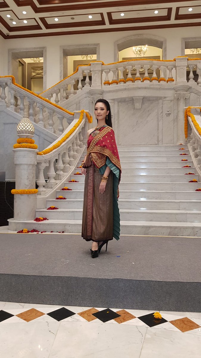 suchitra_durai's tweet photo. Educative talk by Thai experts on #IndiaThailand textiles trade esp during #Ayutthaya period when Indian #chintz was imported into Siam & re-exported to Far East. Display of royal brocades from India as well as evolution of #ChongKraben (dhoti) & #RajPattern jacket (Kolkata).3/3 https://t.co/peTgHQ1fAa