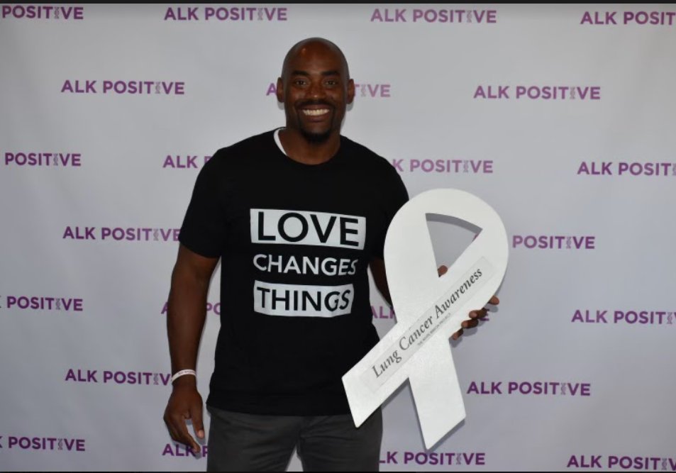 ALKPositiveinc's tweet photo. Raising awareness that anyone with lungs can get #lungcancer is vital. Thank you Pierre &amp; @heidi_onda from the @TheWRP4LC &amp; @chrisdraft for supporting us at the #ALKPositive Summit in Denver. We loved seeing those white ribbons going to so many homes.

#TogetherStronger2022 #LCSM https://t.co/vO5o4eXkw8