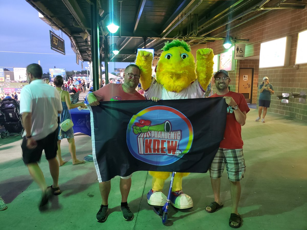 HadMyPhilsPod's tweet photo. The @PhandemicKrew is in the house in Lakewood!! @BlueClaws @RussLydon82 #phillies #RingTheBell #SmashtheBell #HadMyPhilsPodcast #MiLBisFun #MiLB https://t.co/P5oUYX8IRO