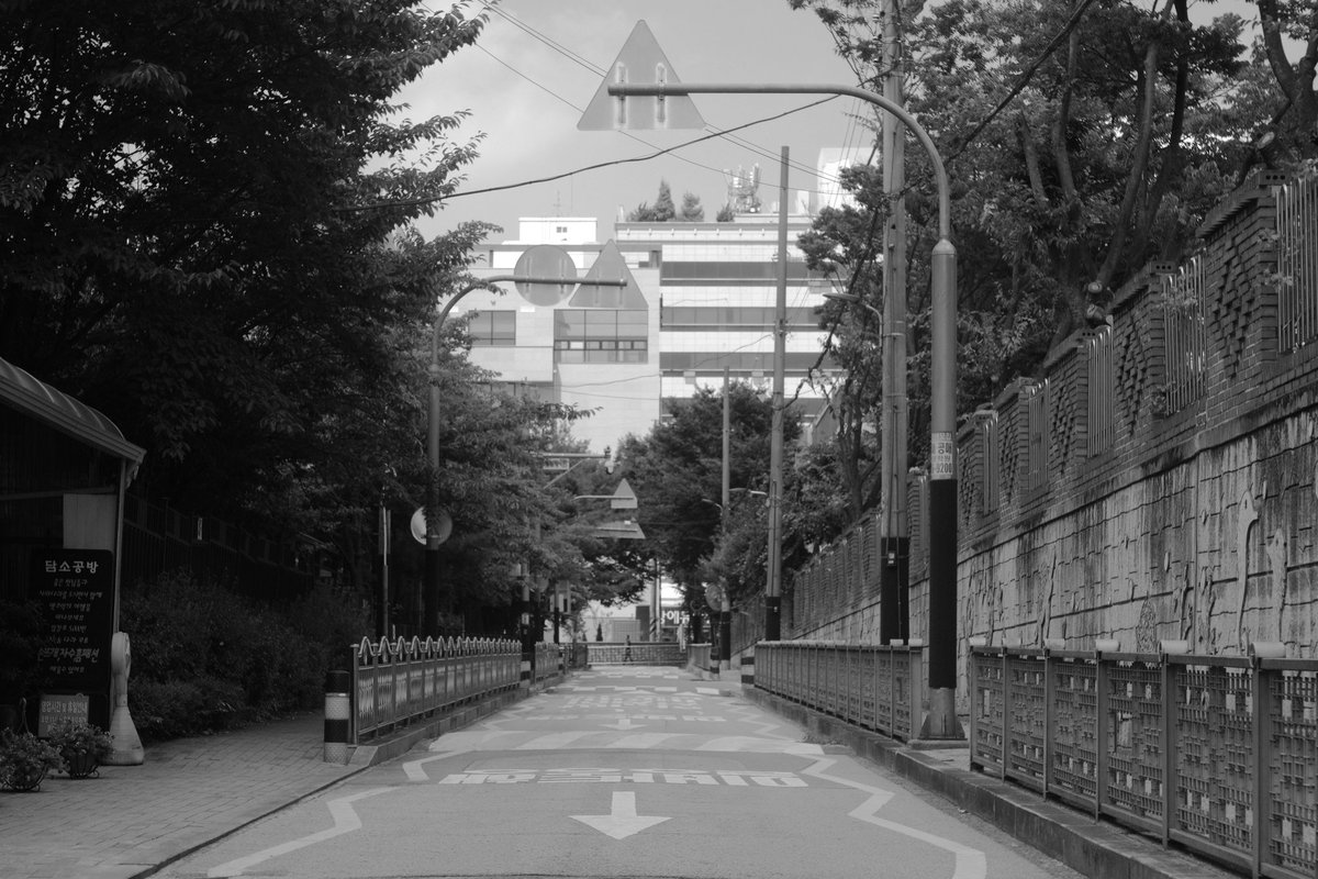Look up and there's some great lines. #streetphotography #fujifilm #photography #korea #travelphotography