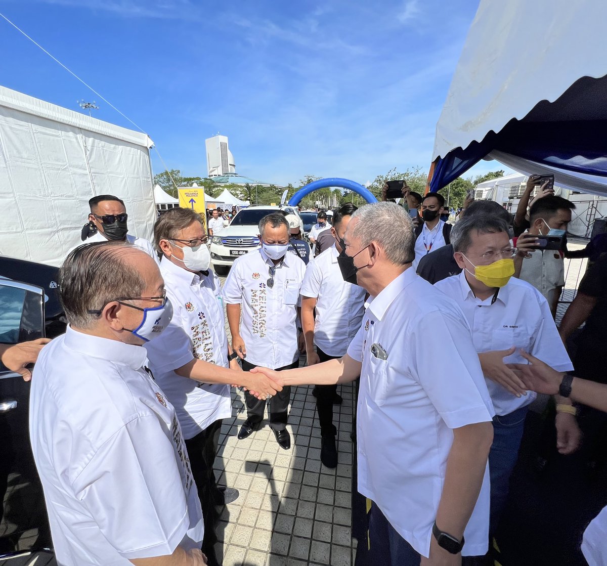 Menyambut ketibaan YAB Premier Sarawak ke #JelajahAspirasiKeluargaMalaysia Negeri Sarawak di Petra Jaya pagi ini

#AKMSarawak
#KeluargaMalaysia 
#BekerjaBersamaRakyat