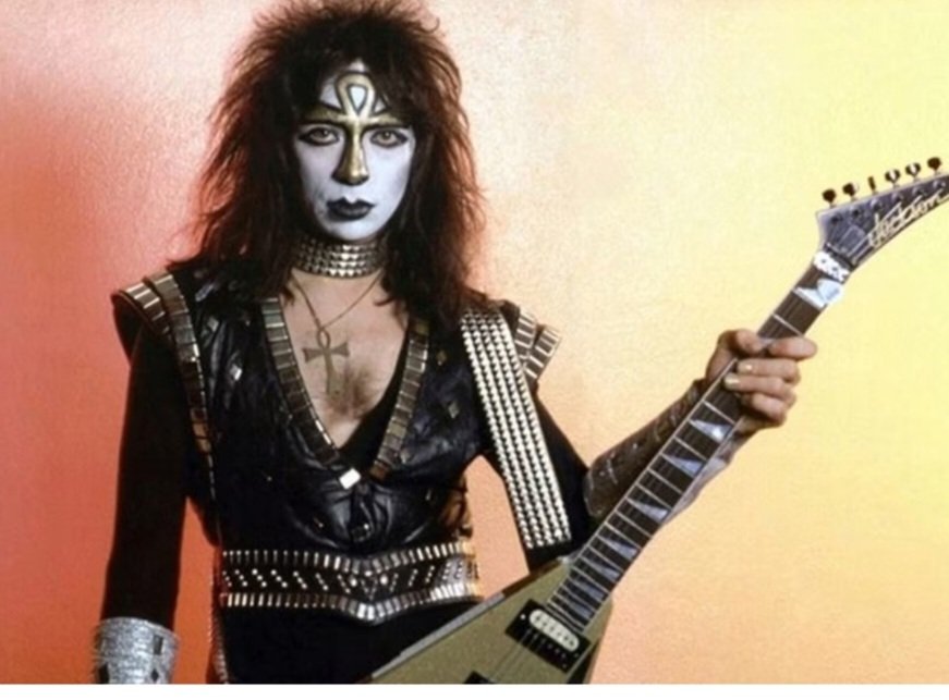 Happy 70th birthday to the one and only Vinnie Vincent! 