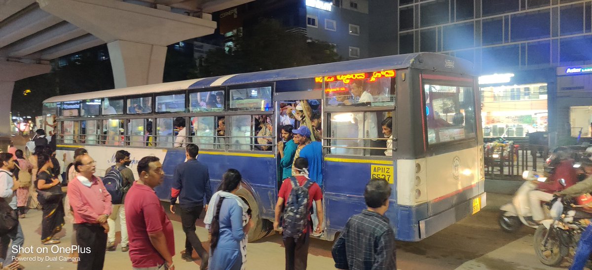 Mohithrayavarap's tweet photo. @TSRTCHQ @SajjanarVC @dmhcutsrtc This is the position in kondapur. All the busses are packed, so please extend some 10H busses till allwyn or start a new service from kondapur till lingampally or patancheru. Please it's a sincere request. https://t.co/iYAon8IFFk