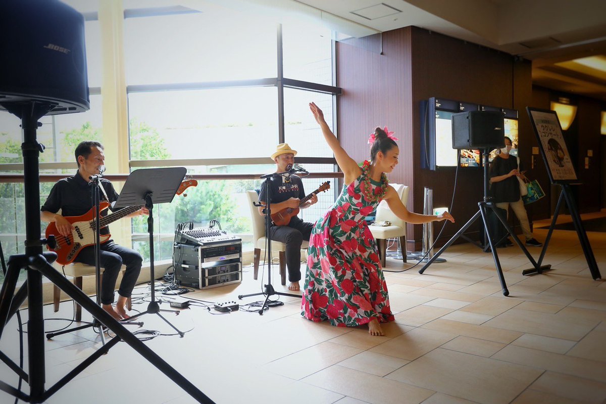 ho_okani's tweet photo. 8/31までSheraton Grande Tokyo Bayで開催中のHawaiianフェア
🌺Mālama in Sheraton🌺

昨日は私達Ho'okani、妻のHiromi(ひろみフラスクール)のコラボでHawaiian Liveでした✨

ホテルまで足を運んで下さった皆さん、足を止めて一緒に楽しんで下さった皆さん、ホテルスタッフの皆さんに感謝です🌈 https://t.co/xZgQSymWn4