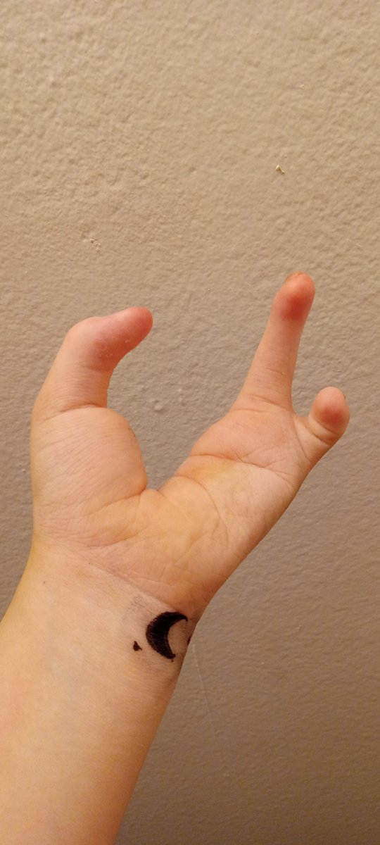 SpaceCalypso's tweet photo. Model Fun Fact! 

The reason why my hand is modeled with three fingers is because thats how my hands are IRL! https://t.co/9MiVtRYI0E