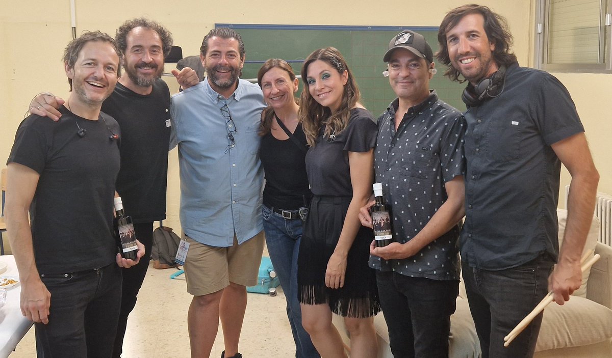 Gracias <a href="/laorejadevgogh/">La Oreja de Van Gogh</a> por el regalo en forma de concierto de anoche en <a href="/Alcala_la_Real/">Alcalá la Real</a> 

Ya contareis del aceite.
<a href="/merlineventos/">Merlin Eventos</a>