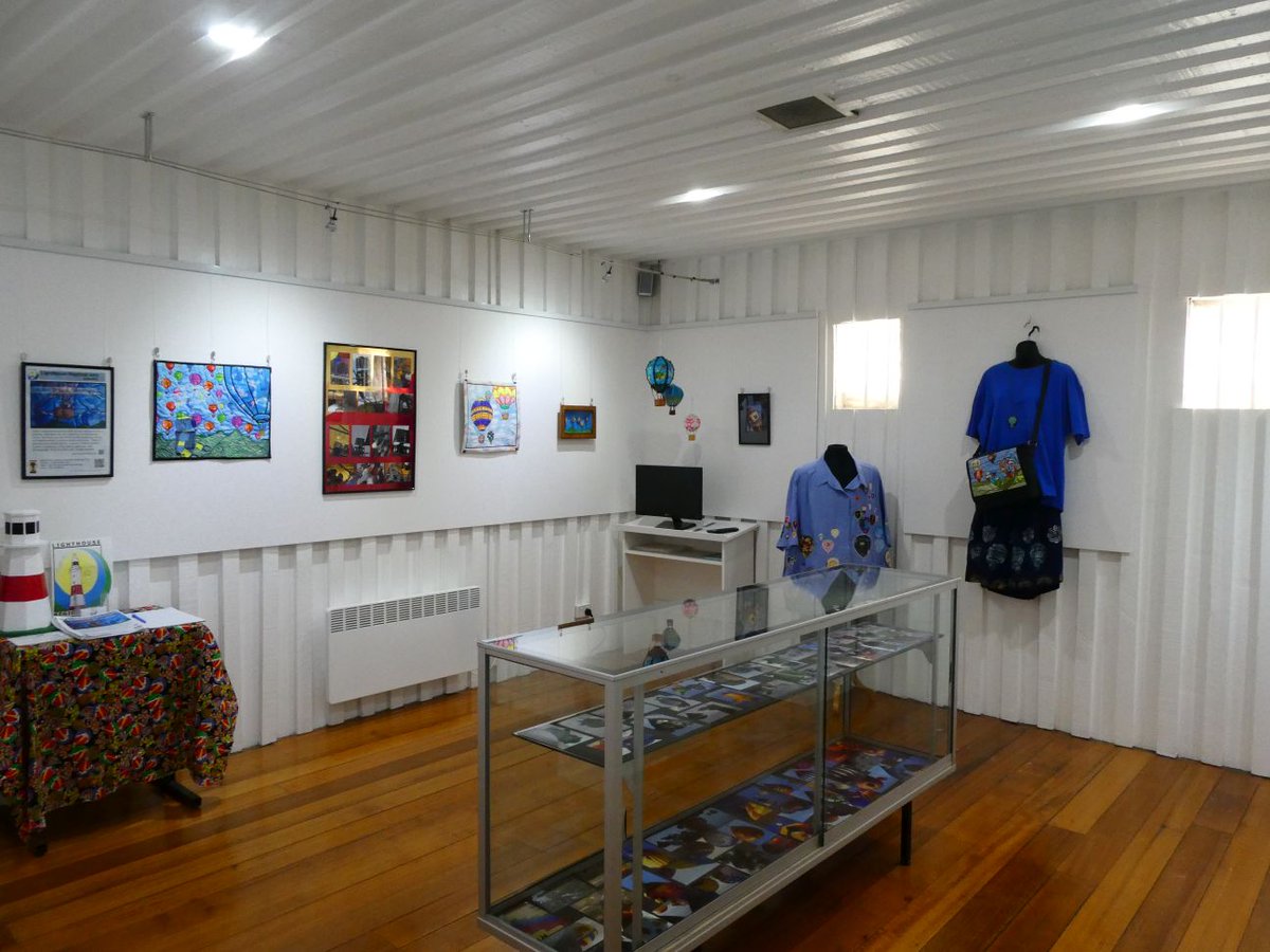 SusanBluerobot's tweet photo. a few photos of the gallery i have my art show in .
I am so happy with the display . https://t.co/KWMRHTdGAG