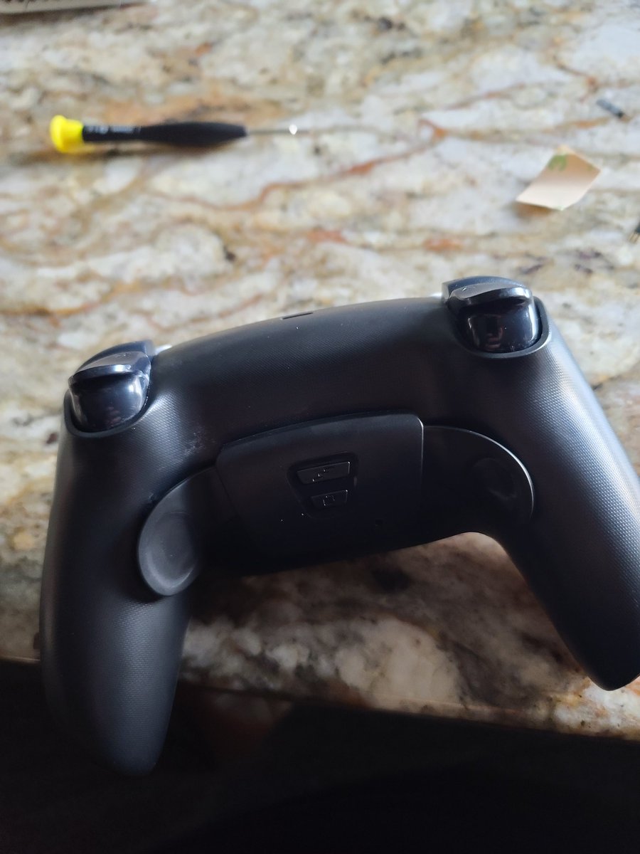ignacio1420's tweet image. Just got done installing this bad boy on my PS5 remote #PS5 #backpaddle #install #remote