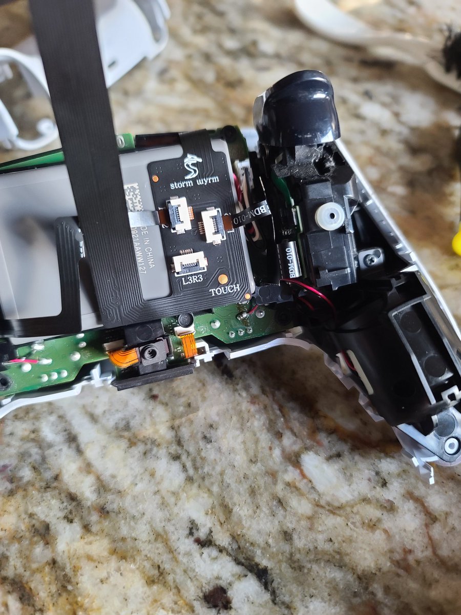 ignacio1420's tweet image. Just got done installing this bad boy on my PS5 remote #PS5 #backpaddle #install #remote