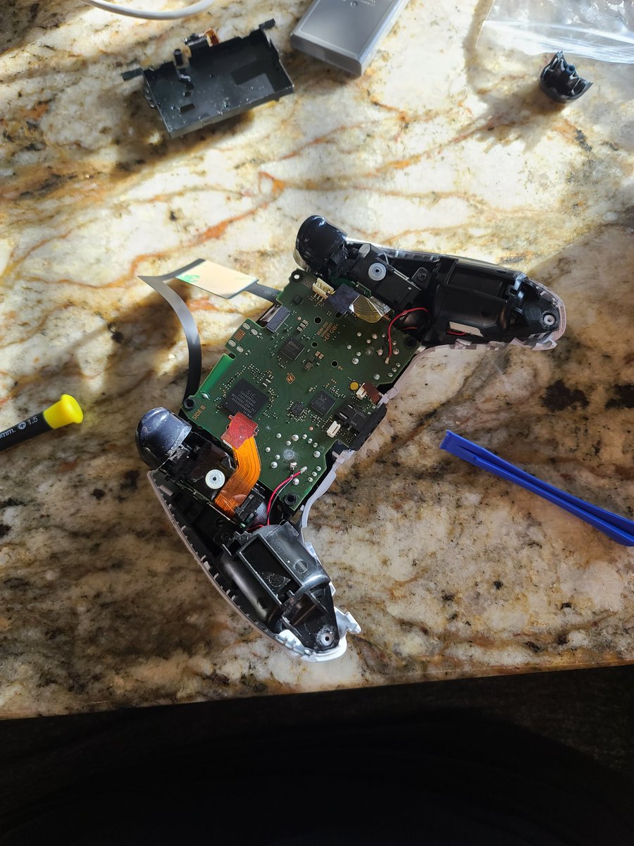 ignacio1420's tweet image. Just got done installing this bad boy on my PS5 remote #PS5 #backpaddle #install #remote