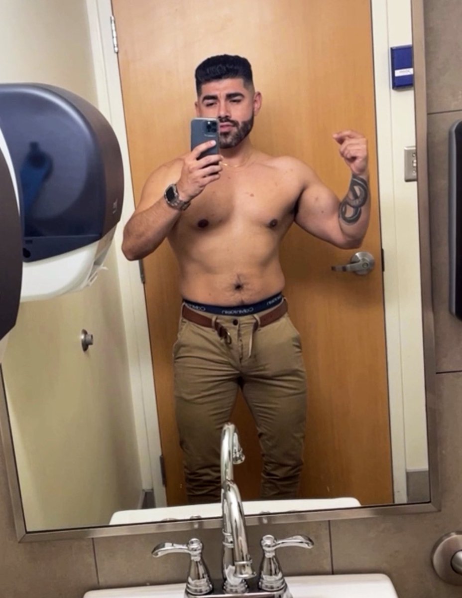 mexicanduvalin's tweet photo. it’s not my fault there was a mirror https://t.co/sLQkJP8V8A