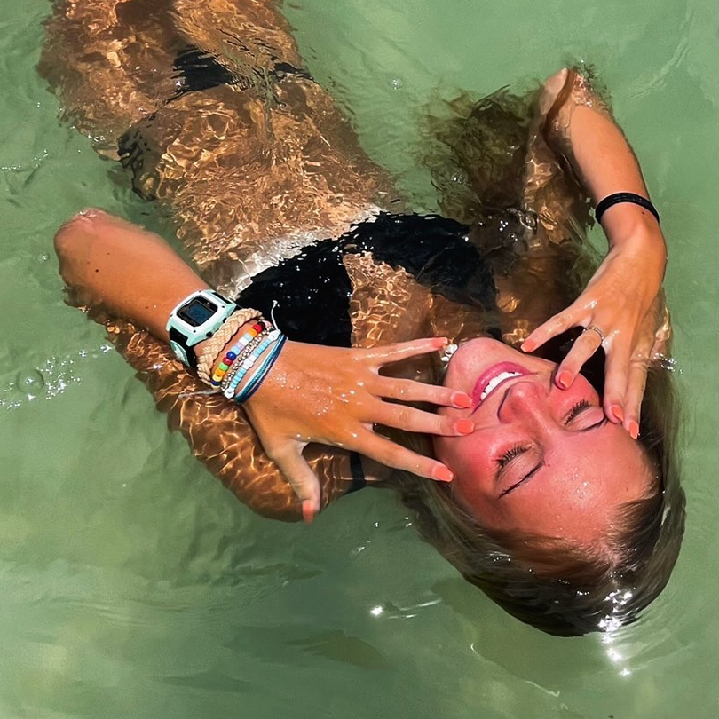 freestyle_watch's tweet image. #endlesssummervibes ☀️🌊✌️🌺    
​🦈: Gold/Black
📸: @​mollie_fenn16

​_
​#myfreestylewatch #explorepage #beachwear #sharkwatch #instagood #beachlife #ocean #waterresistant #watchoftheday #fyp #surfstyle #beachday #summer freestyleusa.com/products/shark…