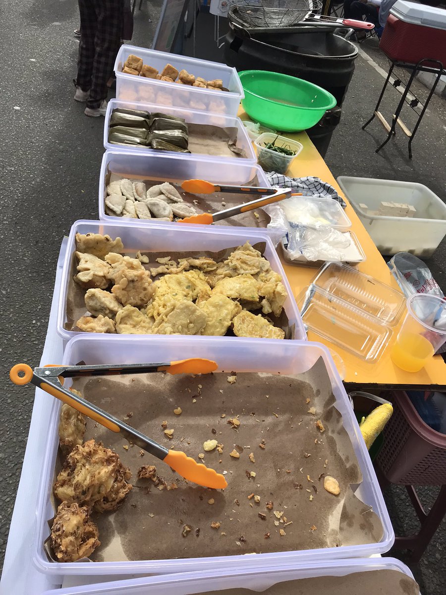 Nemu arem-arem isi sambal tempe di CFD Banda Aceh, yang biasanya oncom kalo di Jakarta, ada temen-temennya juga bala-bala, tahu isi dan aneka gorengan’ lebih enak lagi cocol sambal kacangnya siy ya 😆 ini yang jual asli orang Sumedang. Ada tahu kuning Sumedang juga disini.