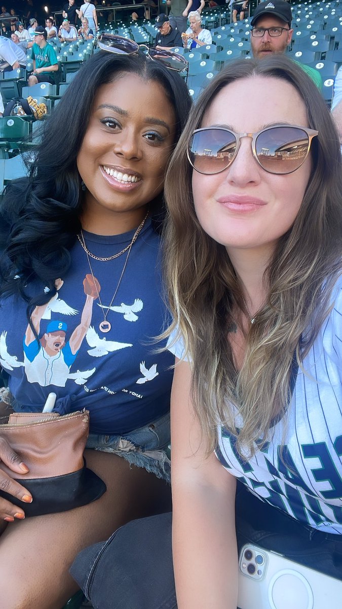 RealHopsGalore's tweet photo. At the game with my bestie😍

#seausrise #WHEREiROOT #SeattleMariners #SeaUsRise #noboatbrewing #randyjohnson https://t.co/YLe7sC3CrP
