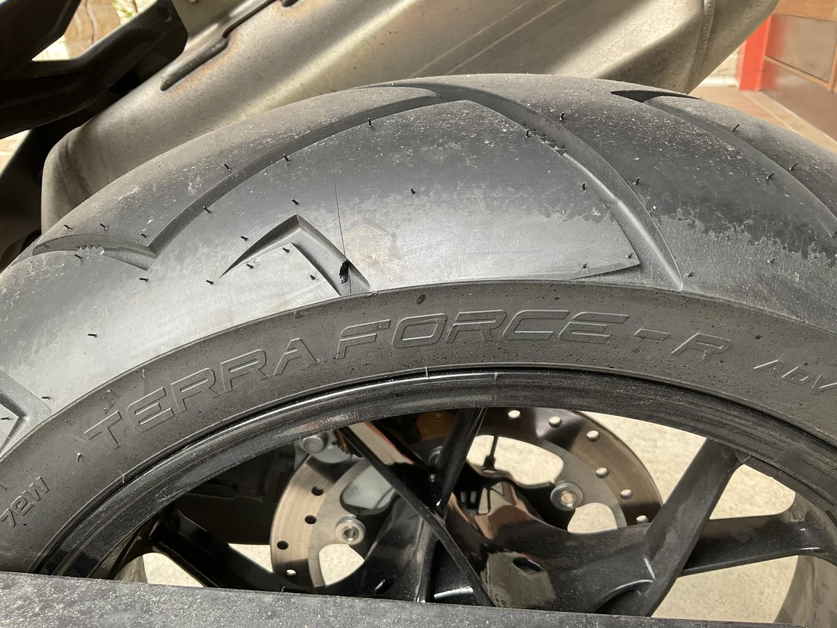 KTM819O4's tweet photo. #mitas #TERRAFORCE #雨の140号線 #雨の高速道路 #安定したグリップ感 #安心のタイヤ
ソーッと慎重に走った感想です
路面のペイントでツルッと流れる事もなく
高速道路も制限速度をちょっと超えるくらいなら安心でした https://t.co/XZdoHU6SQN