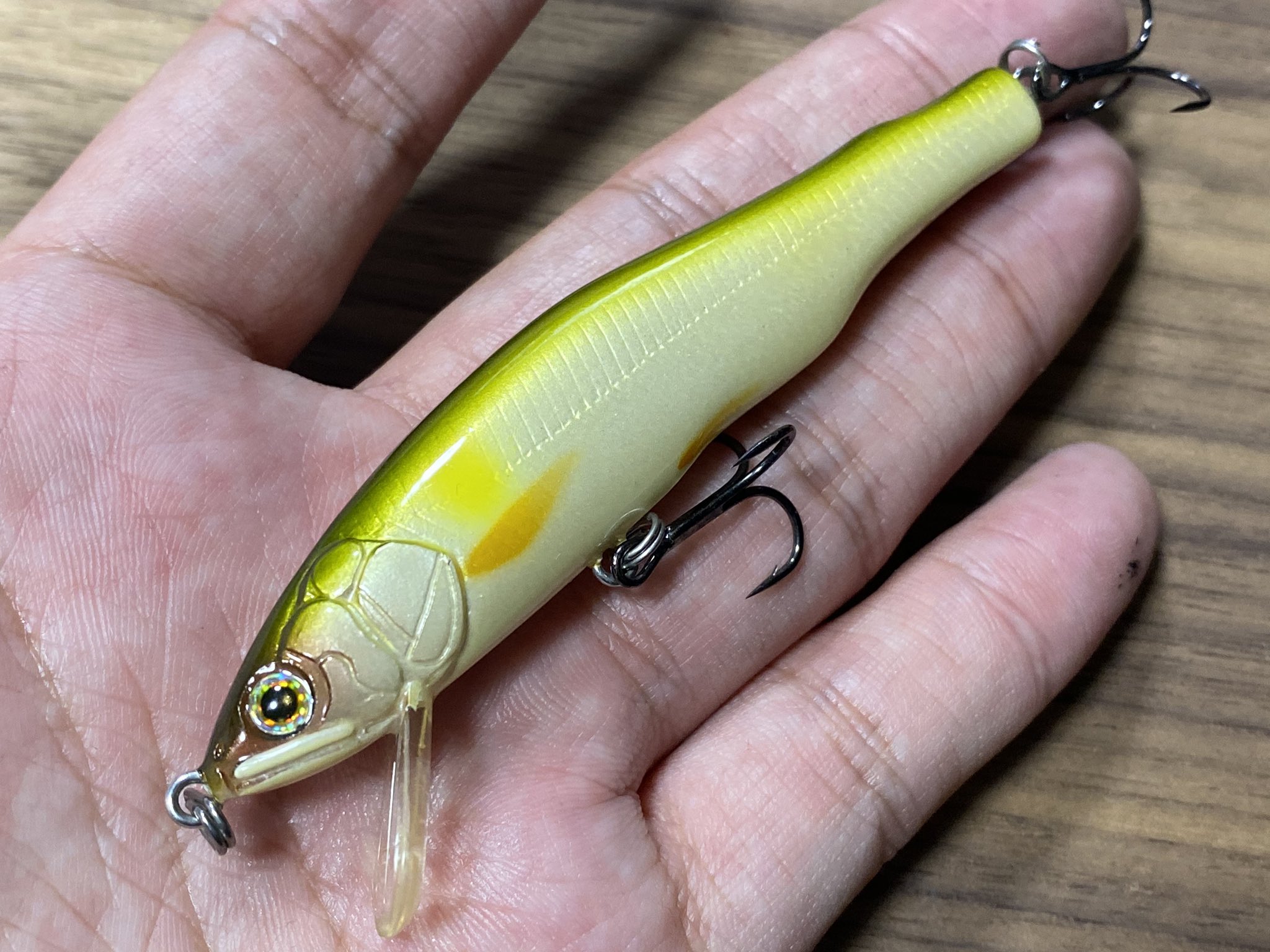 彩色師 ベルズ スーパーアユ90 今は亡きベルズのリアルミノー これの前身にスーパーミノーというものがありましてコレはモチーフを完全に鮎にしたバージョン 脂鰭も微妙に再現されてたりスイカの匂いがしそうなほど見事 正直アクション云々よりも見た目