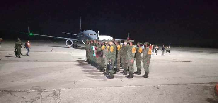 MinfarC's tweet photo. En Matanzas 60 miembros de las Fuerzas Armadas Mexicanas y 16 técnicos de PEMEX.
Es el primero de los tres aviones, el resto transporta químicos y otros materiales para combatir el incendio.
#FuerzaCuba #FuerzaMatanzas https://t.co/QUlHBKWKK3