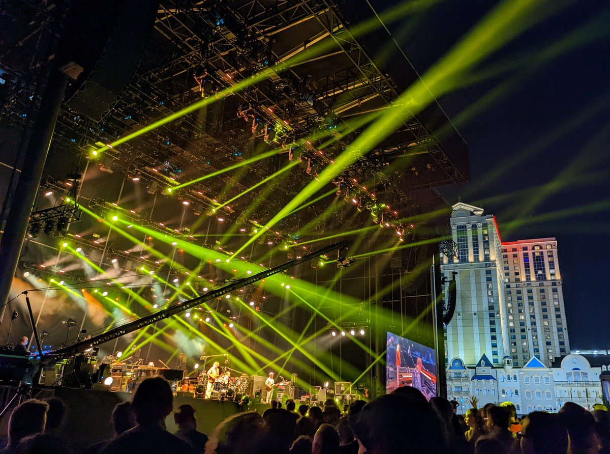 phancoffeeprjct's tweet photo. The pit is a completely different show compared to out on the beach. #phish #phishac https://t.co/r3udmiX9xb