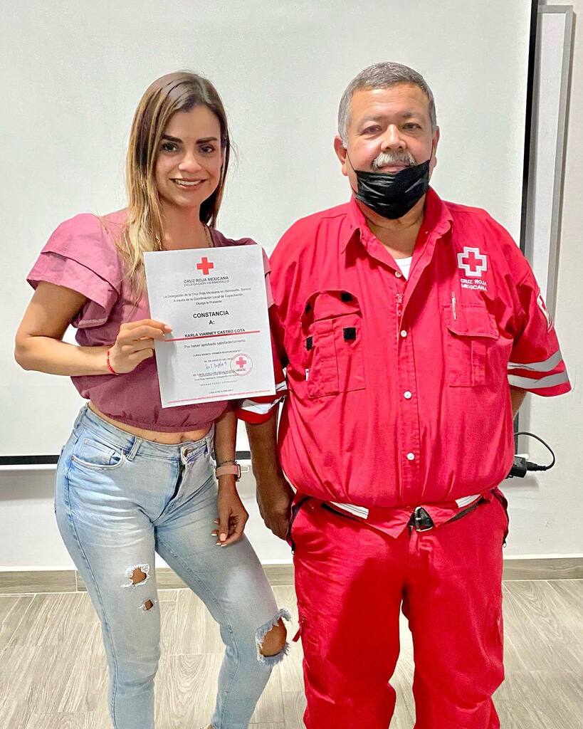 KarlaCastroFit's tweet photo. ❤️Hoy cumplí otro de mis propósitos …  curso básico “primer correspondiente” 
primeros auxilios⛑ 
.
.
.
.
.

#karlavivefit💚 #healthylifestyle #fitmom #cruzrojamexicana #primerosauxilios #salud #prevencion #rescate #amor #vivefit #instagram https://t.co/pl55Dbf3Fg https://t.co/uDQJuZjYGL
