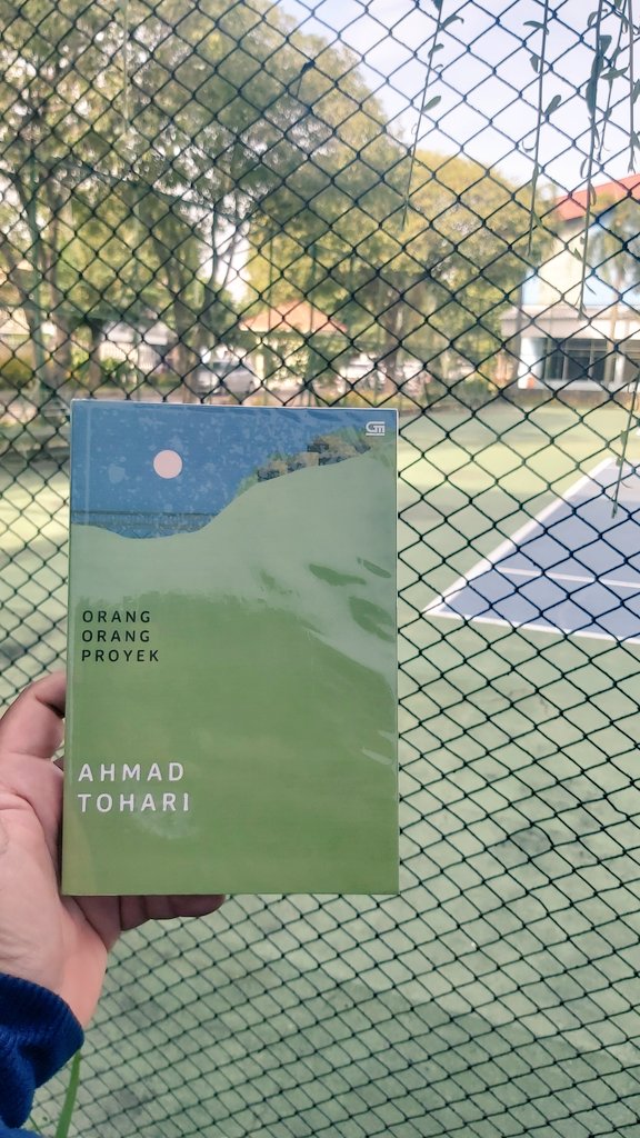 akumakanbuku's tweet photo. Another powerful book from Ahmad Tohari.

Buku tentang orang-orang proyek yang gemar KKN dengan latar waktu masa pemerintahan orde baru. https://t.co/JjPPvxZUnx