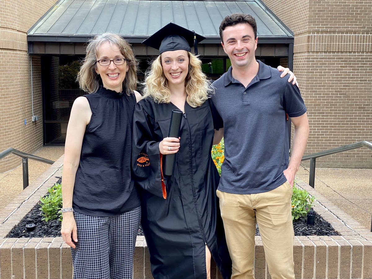 PjonkGoose's tweet image. I have a bachelors now 🥹. I did it. 7 years of hard work! I cried when I turned my tassel to the left! 

I did it 🥹😭🥳