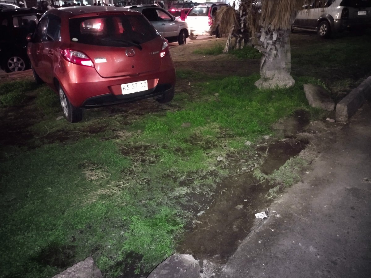 EDCARRILLOC's tweet photo. @IquiqueDeTodos @Carabdechile  @RadioSuper919 @jorgesolimano ningún cuidado por la ciudad, rompen todo con tal de tener el vehículo cerca feria de Tadeo Haenke con Avda. Aeropuerto, llevamos dos semanas con lo mismo, Municipalidad y Carabineros brillan por su ausencia. https://t.co/lrnI2VICQx