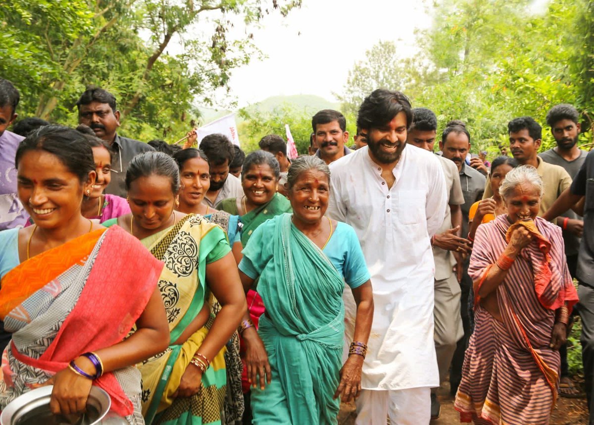 PawanKalyan's tweet image. @KTRTRS Ram Bhai’s challenge accepted😊 ‘cause of my love & admiration for our weaver communities. Now I nominate 
Sri @ncbn 
Sri @balineni_vasu  
Sri @drlaxmanbjp  to post their pictures with Handlooms & show their love on #NationalHandloomDay 🙏