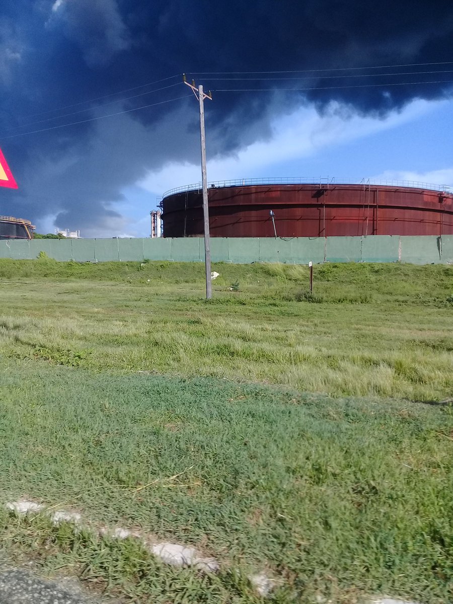 Ernesto_ChavezC's tweet photo. Intensos los trabajos de bomberos y rescatistas en incendio @EmconsMatanzas @gpppmatanzas @mariofsabines @SuselyMorfaG @hidovaldo #FuerzaMatanzas https://t.co/krggHdTRyy