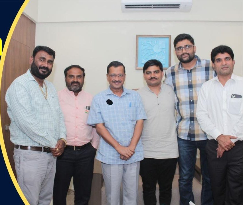 YAJadeja's tweet photo. દેશના ઈમાનદાર અને પ્રમાણિક જન માનસમાં અતુલ્ય લોકચાહના ધરાવનાર માનનીય #કેજરીવાલજી જોડે મુલાકાત.

ખૂબ જ સાદગીભર્યું અને દૂરંદેશી વ્યક્તિત્વ. 

ગુજરાતના તો કોઈ મંત્રી ને યુવાનોની વેદના/વ્યથા કે પ્રશ્નો સાંભળવાનો સમય હોતો નથી ત્યારે માનનીય કેજરીવાલજી એ #યુવાનો ના પ્રશ્નો અને વાસ્તવિક https://t.co/dc35LC4RuD