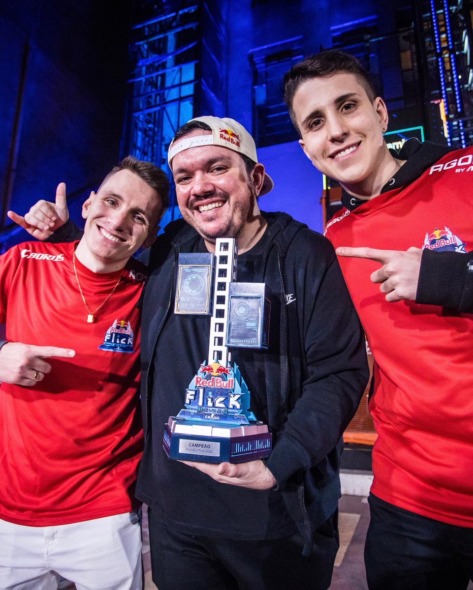RedBullBR's tweet photo. Isso é #RedBullFlick 🏆

Parabéns aos campeões @woodyfps e @luxfps_ que vão representar o Brasil na Final Mundial na Dinamarca 🇩🇰

E um agradecimento especial a esse time incrível de casters e a todos que acompanharam até o último round do último mapa do MD5 ❤️ https://t.co/nNQRCGGEnH