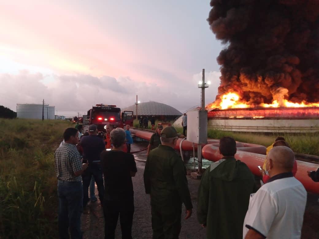 ChapleImbert's tweet photo. Valentía sin límites la de nuestros bomberos, #Matanzas les agradece #FuerzaMatanzas #CubaNoEstáSola @SuselyMorfaG @GuerrerosMuert1 @FundoraRojas @vidal_dayami @yoeaberob1 @Alba40895264 @DanielBazPrez1 @davidlahera1 @EMatancera @SunyGarca1 https://t.co/vdJKxuXiPD
