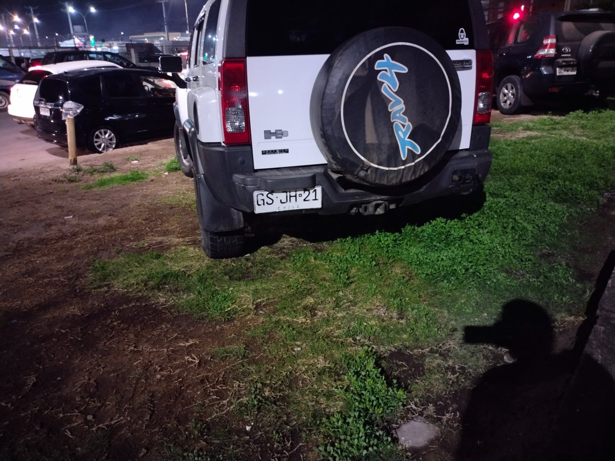 EDCARRILLOC's tweet photo. @IquiqueDeTodos @Carabdechile  @RadioSuper919 @jorgesolimano ningún cuidado por la ciudad, rompen todo con tal de tener el vehículo cerca feria de Tadeo Haenke con Avda. Aeropuerto, llevamos dos semanas con lo mismo, Municipalidad y Carabineros brillan por su ausencia. https://t.co/lrnI2VICQx