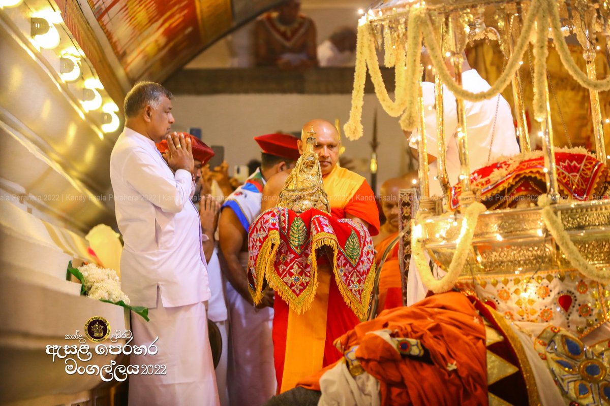 SriDalada's tweet photo. Indiraja the Ceremonial Tusker carried the Relic Casket with Burumaraja &amp; Miyanraja on the 5th day, marking the end of Kumbal procession. #KandyEsalaPerahera2022 #EsalaPerahera #5thKumbalPerahera #SriDaladaMaligawa #SriLanka #SoSriLanka https://t.co/5h79jcwf1z