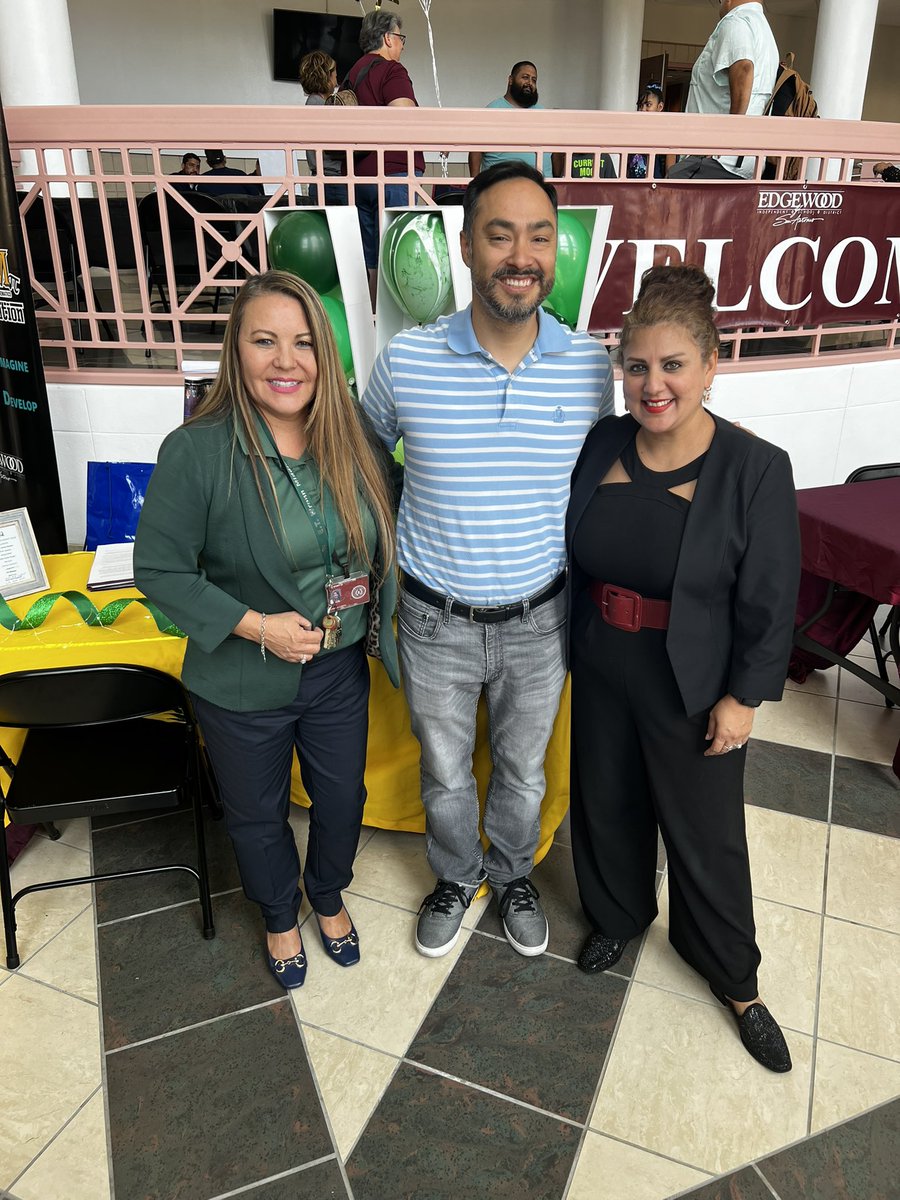 swcantu's tweet photo. Guess who stopped by the Job Fair of @EISDofSA? Thanks for taking the time to chat @JoaquinCastrotx.  It was great to learn about the family connection to @ETWrennMS! https://t.co/FG70DDCsO1