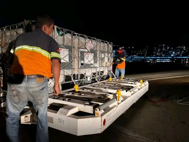 🇨🇺Por instrucciones del Presidente Nicolás Maduro, despegan hacia  #Cuba, una misión de bomberos especialistas y técnicos de PDVSA, de los más capacitados en este tipo de siniestros, para apoyar las labores de extinción del incendio en #MatanzasNoEstaSola