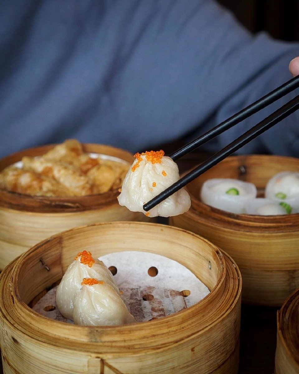 ChinatownLondon's tweet photo. It's Yum Cha time 🥟😋 For those who don't already know, Yum Cha is a traditional Cantonese brunch that consists of tea and dim sum! ⁣ 🧡⁣ ​#chinatown #dimsum #yumcha #londonfoodguide #londondimsum #dumplinglovers https://t.co/yaiQhWKOn9