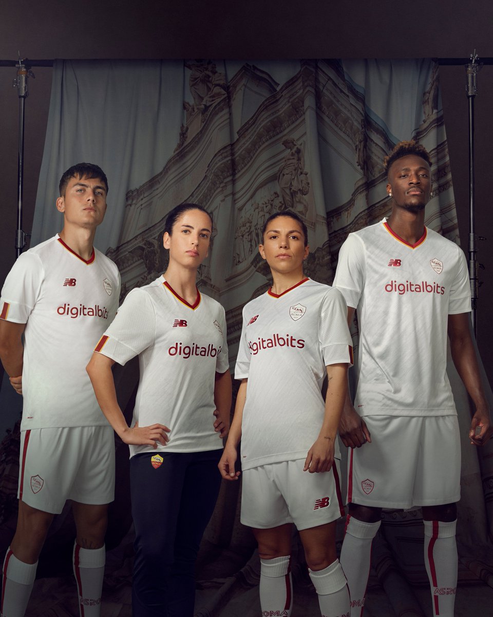 OfficialASRoma's tweet image. ⬜️ Our World, Our Roma 🟨🟥

😍 Ecco la maglia away New Balance per il 2022-23! La indosseremo per la prima volta stasera! 🏟

#ASRoma | @NBFootball