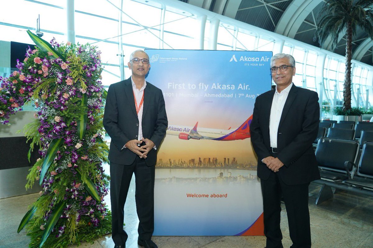 CSMIA_Official's tweet photo. #MumbaiAirport organized a grand ceremony to celebrate the launch of our new travel partner – @AkasaAir. It started with a welcome address by Mr. Vinay Dube (Founder &amp; CEO, Akasa Air), along with the cake cutting. 

#GatewayToGoodness #CSMIA https://t.co/2TjmD49x2o