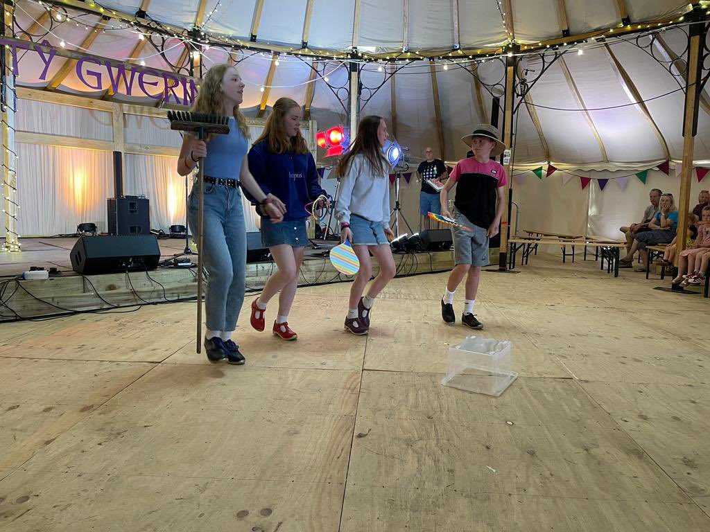 talogwerin's tweet photo. Wel am wythnos! Heb gael cyfle (na batri!) i drydar am ennill Tlws Löis Blake (ddydd Gwener) na sbort y props ar y pryd (ddydd Sadwrn)! Diolch @eisteddfod a Thregaron #eisteddfod2022 #Eisteddfod https://t.co/H9eOjPLBes
