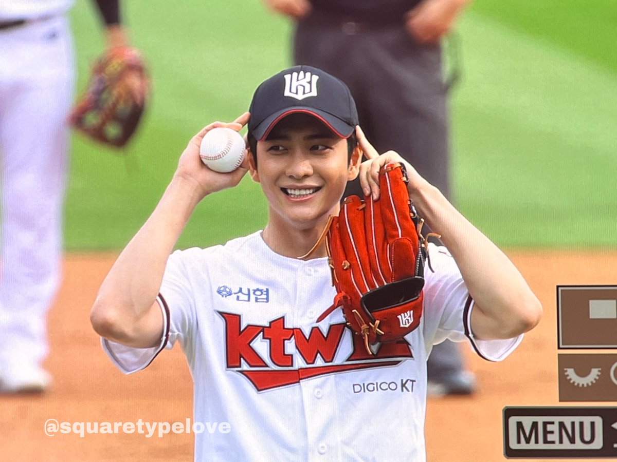 squaretypelove's tweet photo. 강태오 시구 ⚾️
청춘영화 한편 뚝딱 https://t.co/3gfASa4eY6