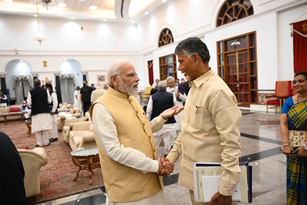 JPRJayaPalReddY's tweet image. విజనరీ లీడర్ 👇😎.    ప్రీజనరీ లీడర్ 👇🤣