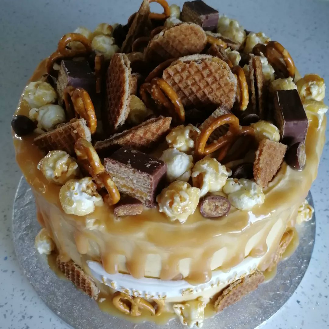 A recent salted caramel overload birthday cake cake. Complete with caramel buttercream and salted caramel between the layers.
#joejoesbakes #leicetershirebusinesses #leicestershirebaker #smallbusinessleiceshire #homebakery #independentbaker  #leicester #leicestershire