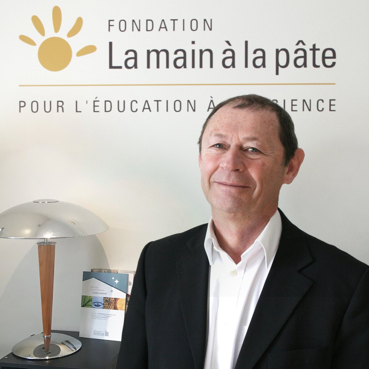 AstroCollioure's tweet photo. En ce dernier jour du Festival, nous avons l'honneur de recevoir Daniel Rouan du @LesiaAstro @Obs_Paris et membre de @AcadSciences.

À 18h, @CollioureEvents, Daniel nous parlera de la détection des exoplanètes.

Puis rdv à 21h30 pour les observations au télescope. https://t.co/3FDIAKUuaF