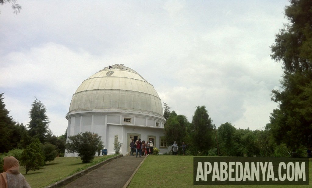 apabedanyacom's tweet photo. Berkunjung ke Observatorium #Bosscha di Bandung https://t.co/ratJDbHCSF
#PengabdiSetan2 https://t.co/ArhFEROhMy
