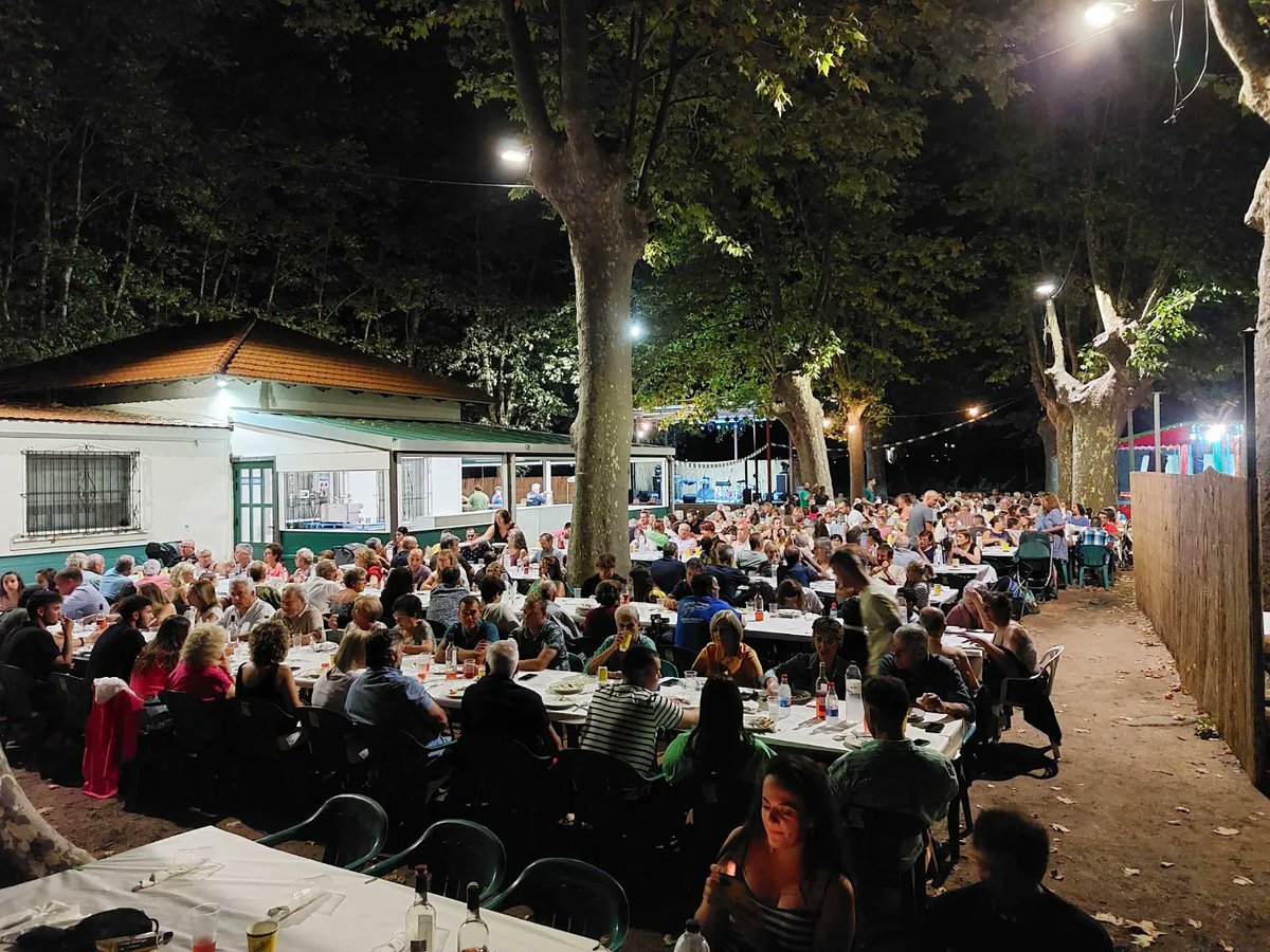 ERCGentTordera's tweet photo. 🍽️ Ahir vam tornar a gaudir del Sopar de Germanor de la festa major de Sant Daniel, a la Mina Jalpí. 🎉 Bona festa als veïns i veïnes, i moltes gràcies a l'Associació del veïnat Sant Daniel per l'organització! 👏 @erctordera #GentdeTordera #Jalpí #SantDaniel #Tordera https://t.co/qwuiQRLsY6