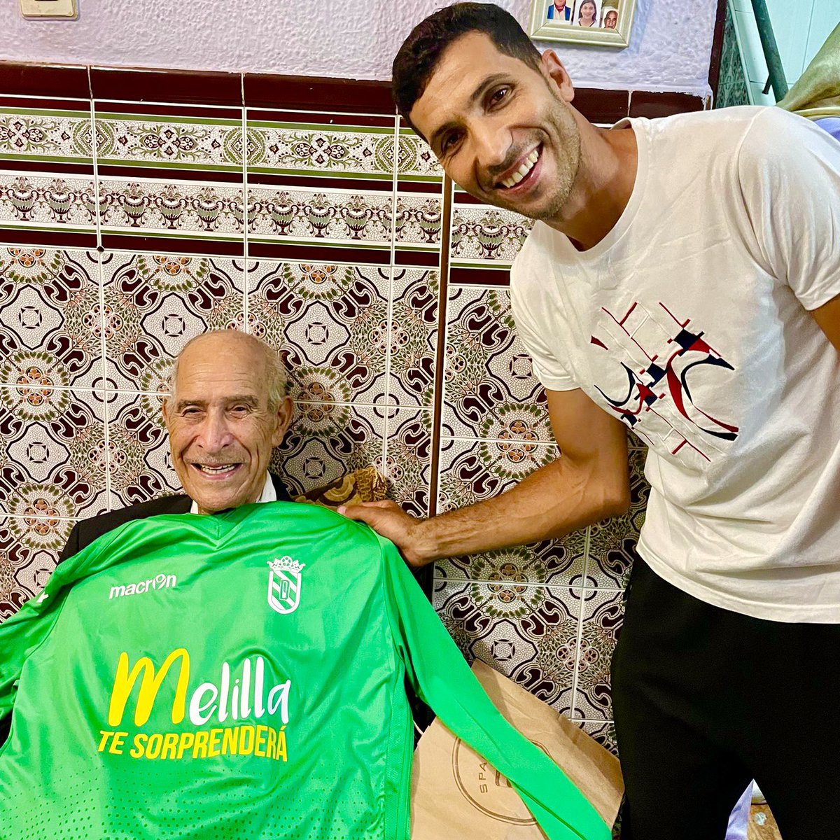 El amor por la <a href="/UDMelilla/">Unión Deportiva Melilla</a> se transmite de generación en generación. 💙👴🏻👨🏻👦🏻

Así le pasa a nuestro delegado <a href="/mahanan2/">mahanan</a> y su abuelo, al que además deseamos una pronta recuperación. 

#Volver #Juntos #YosoydelMelilla