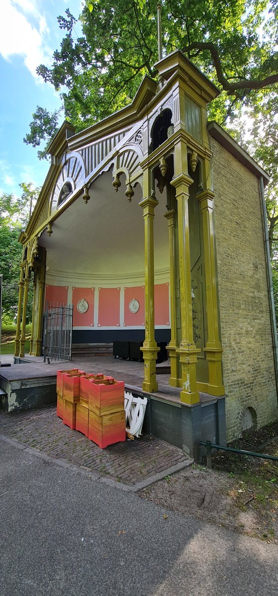 Martin1960's tweet photo. De muziekkiosk in de #Prinsentuin, die een prominente rol speelt in De Koperen Tuin van Simon #Vestdijk 😎🚴‍♂️☀️ #Leeuwarden https://t.co/gDYWMWpvk0