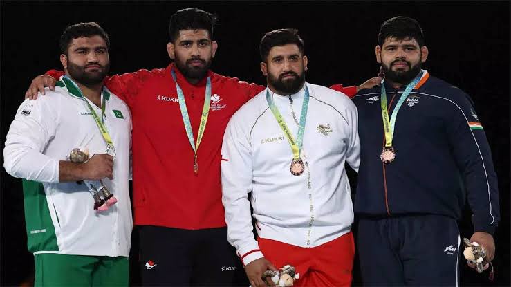 23_rahulr's tweet photo. This is the medal podium of 125 kgs Men’s Freestyle Wrestling… Canada won Gold, Pakistan won Silver, India and England shared Bronze… all four are Punjabis 😂❤️❤️ Such a lovely moment. #CommonwealthGames22 #TheWorldIsOne https://t.co/T08Ngg1hUo